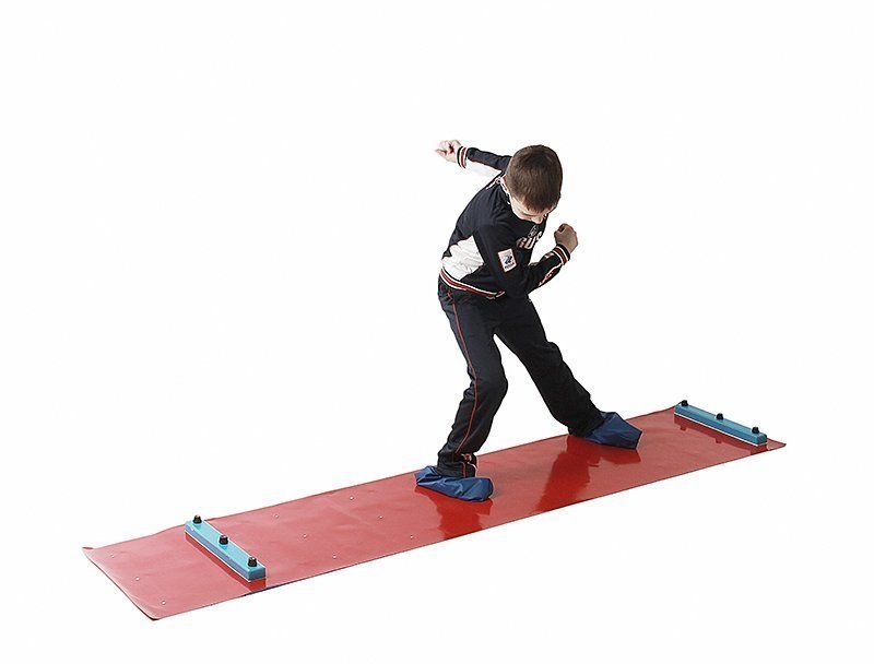 Отработка техники катания на коньках на тренажере (Slide Board).